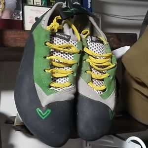 evolv Kronos size 9 rock climbing shoes